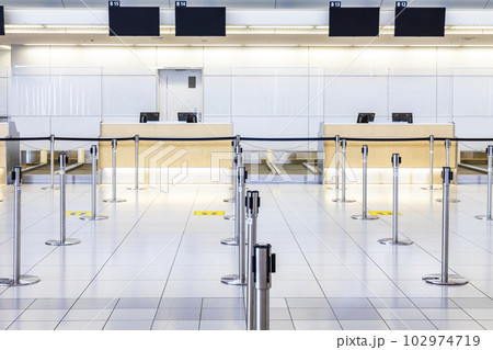 新千歳空港国際線のチェックインカウンター 102974719