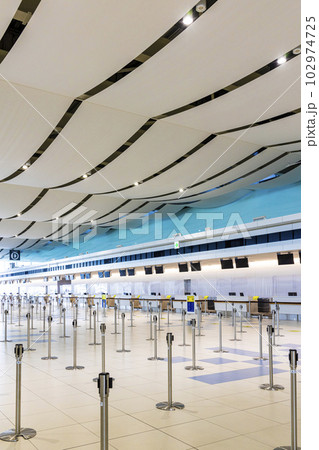 新千歳空港国際線のチェックインカウンター 102974725