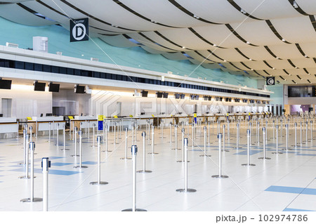 新千歳空港国際線のチェックインカウンター 102974786