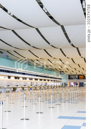 新千歳空港国際線のチェックインカウンター 102974788