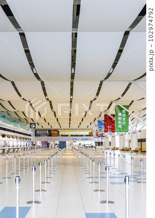 新千歳空港国際線のチェックインカウンター 102974792