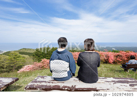 宮城満開の田束山（たつがねさん）つつじと着物姿の観光客 102974805