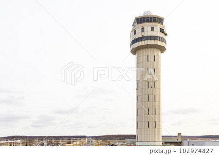 新千歳空港の管制塔（北海道千歳市） 102974827