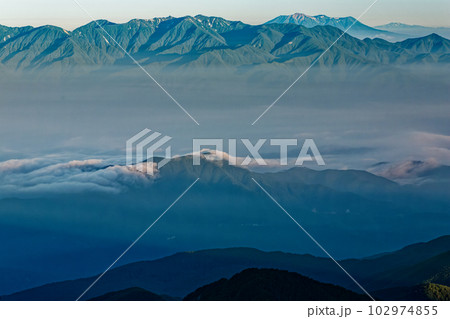 南アルプス・仙丈ヶ岳から望む朝の中央アルプスと御嶽・白山 102974855