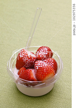 ストロベリー&クリーム 102975356