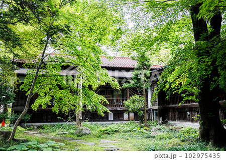 雰囲気ある昔の日本家屋の風景素材 102975435