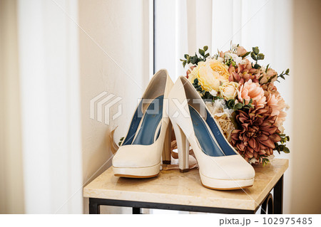 ブーケとブライダルシューズのイメージ画像　結婚式の素材 102975485