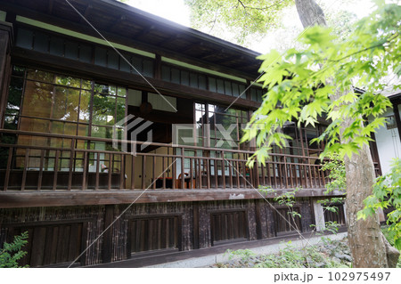 雰囲気ある昔の日本家屋の風景素材 102975497