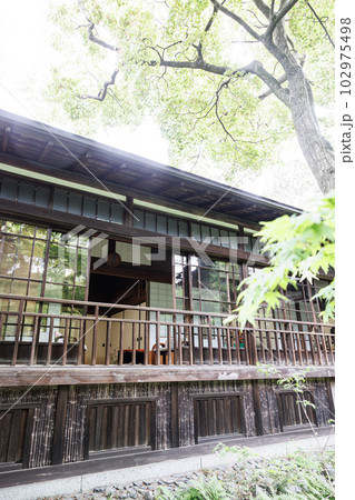 雰囲気ある昔の日本家屋の風景素材 102975498