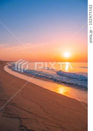 夕暮れの海（鳥取県湯梨浜町） 102975582