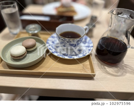 本屋さんの中のオシャレカフェ 本屋さんの中のオシャレカフェ 102975596