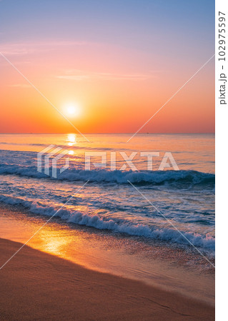 夕暮れの海（鳥取県湯梨浜町） 102975597