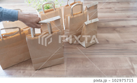 床に置かれた茶色の紙袋・手提げ袋 床に置かれた茶色の紙袋・手提げ袋 102975715