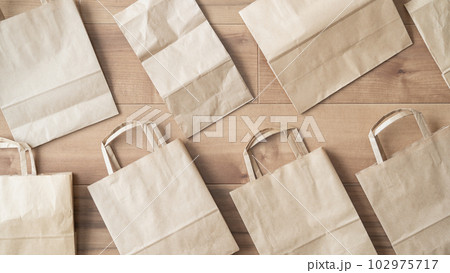 床に置かれた茶色の紙袋・手提げ袋 床に置かれた茶色の紙袋・手提げ袋 102975717