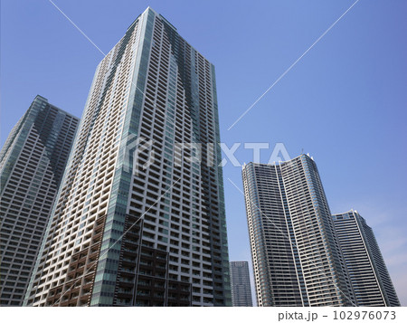 新緑の季節の晴海と勝どき地区のタワーマンション群。2023年5月撮影。 新緑の季節の晴海と勝どき地区のタワーマンション群。2023年5月撮影。 102976073