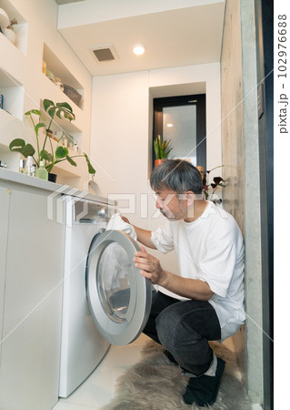 洗濯をするミドルエイジの男性　縦位置 102976688