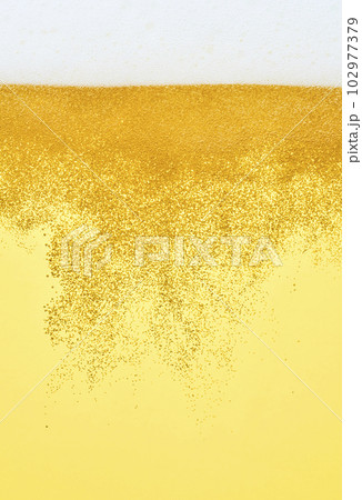 グラスに注がれた生ビール、クローズアップ 102977379