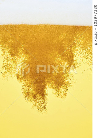 グラスに注がれた生ビール、クローズアップ 102977380