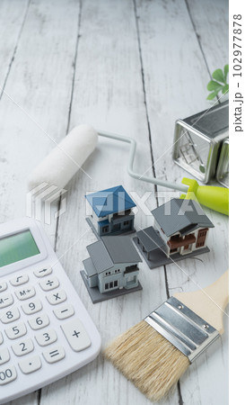 電卓と塗装道具│リフォーム・塗装業者・DIY　見積りイメージ 102977878