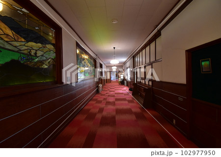 軽井沢万平ホテル レトロな内装、廊下 軽井沢万平ホテル レトロな内装、廊下 102977950
