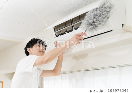 エアコン掃除をする男性 エアコン掃除をする男性 102978345