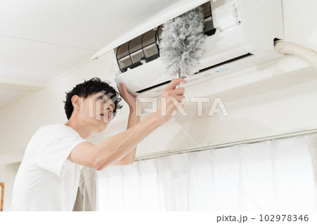 エアコン掃除をする男性 エアコン掃除をする男性 102978346