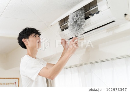 エアコン掃除をする男性 102978347