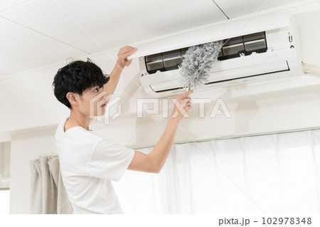 エアコン掃除をする男性 102978348