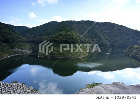 10月の志津見湖 102978543