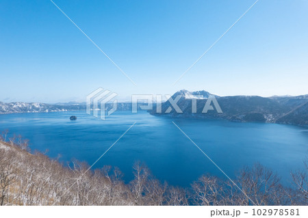 北海道　快晴の摩周湖と雪をかぶった摩周岳 102978581