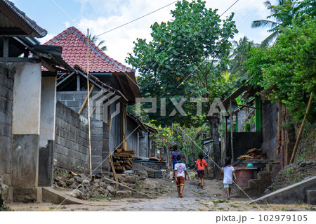 トゥガナン村を歩く子どもたちの風景 102979105