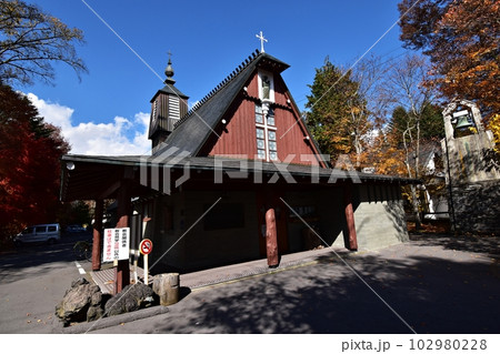 紅葉のピークを迎えた軽井沢聖パウロカトリック教会 紅葉のピークを迎えた軽井沢聖パウロカトリック教会 102980228
