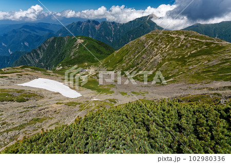 南アルプス・仙丈ヶ岳山頂から甲斐駒ヶ岳の眺め 102980336