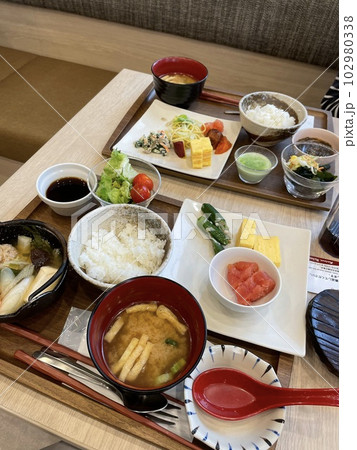 ビジネスホテルの朝ごはん 102980338