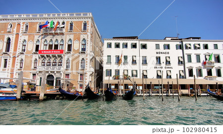 ゴンドラに乗って水の都を水上散歩_2 102980415