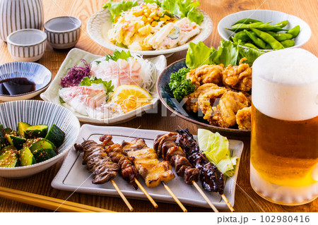 居酒屋の生ビールと料理 102980416