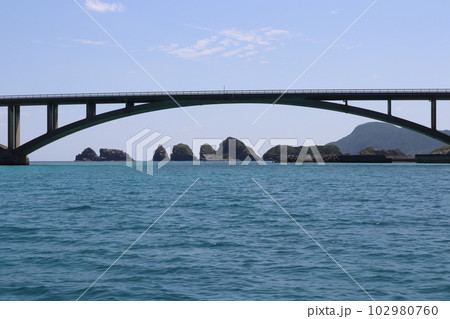 青空の阿嘉大橋　慶良間諸島　阿嘉島　沖縄県　 102980760