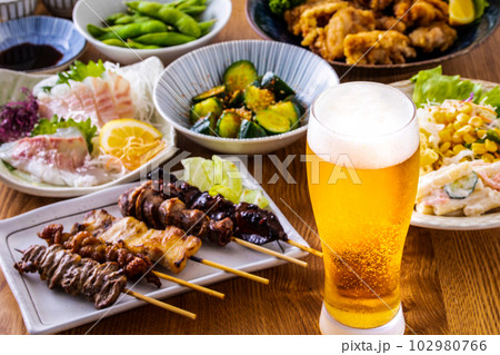 居酒屋の生ビールと料理 102980766