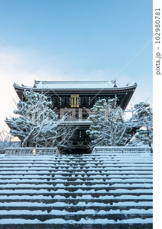 雪の積もった金戒光明寺の山門 102980781