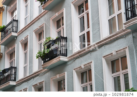 establish shot of a house with white color at evening , 102981874