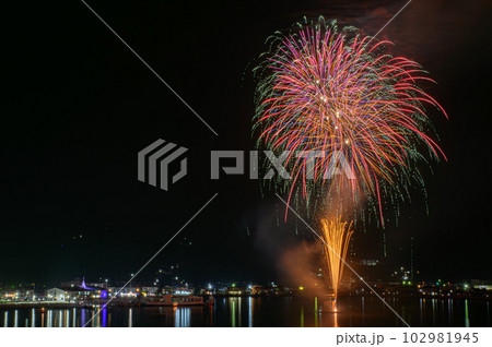 花火に照らされる口之津港 102981945