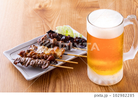 焼鳥の盛合せとビール 焼鳥の盛合せとビール 102982285