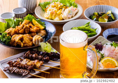 居酒屋の生ビールと料理 102982402
