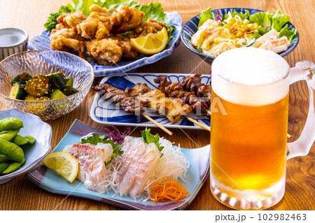 居酒屋の生ビールと料理 102982463