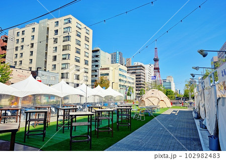 さっぽろビアガーデン 創成川公園狸二条広場の風景 さっぽろビアガーデン 創成川公園狸二条広場の風景 102982483