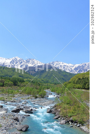 信州白馬の5月 新緑と残雪の白馬三山 信州白馬の5月 新緑と残雪の白馬三山 102982524