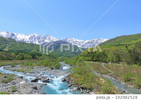 信州白馬の5月 新緑と残雪の白馬三山 信州白馬の5月 新緑と残雪の白馬三山 102982528