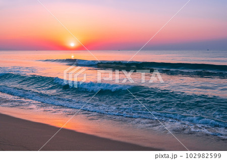 夕暮れの海(鳥取県湯梨浜町) 夕暮れの海(鳥取県湯梨浜町) 102982599