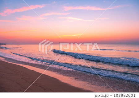 夕暮れの海（鳥取県湯梨浜町） 102982601