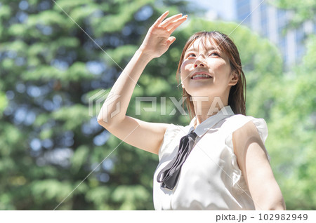 太陽の光を気にする若い女性 太陽の光を気にする若い女性 102982949